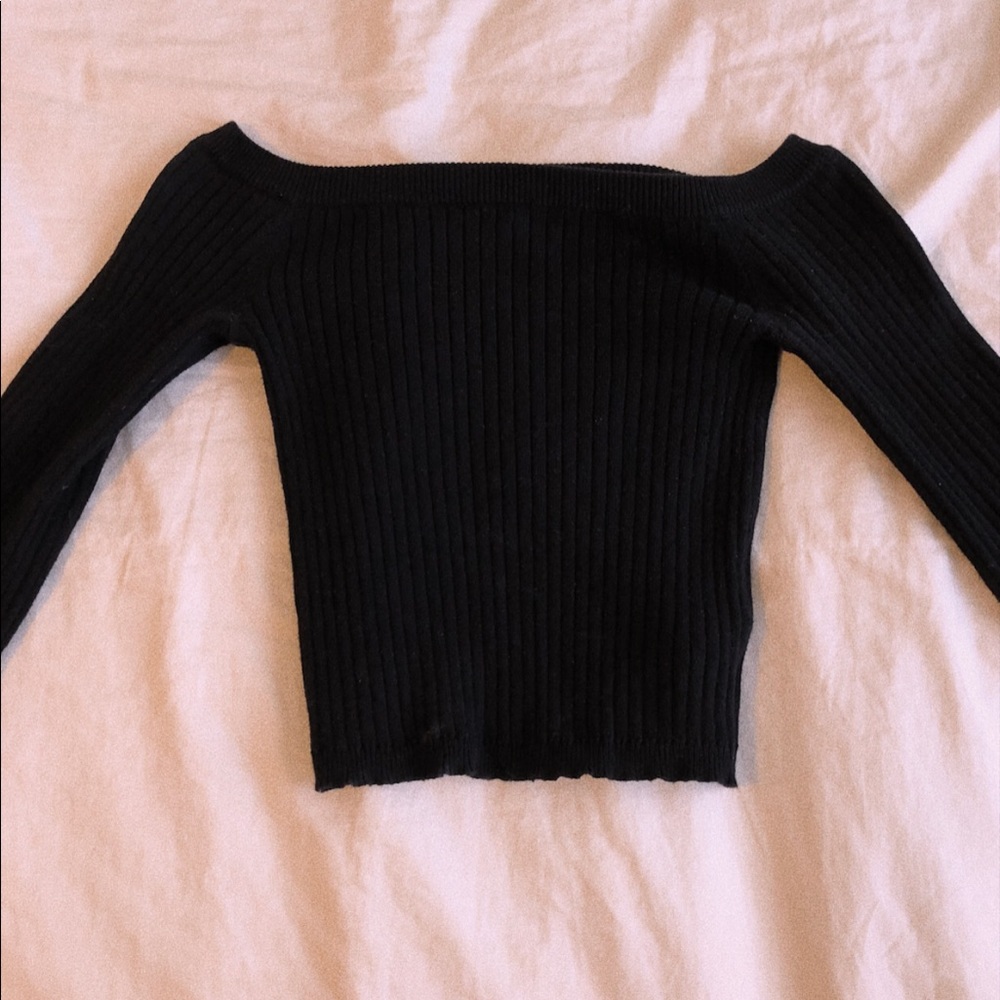 black off the shoulder long sleeved crop top